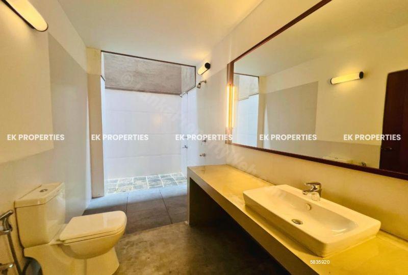 Bathroom - House for rent in Battaramulla