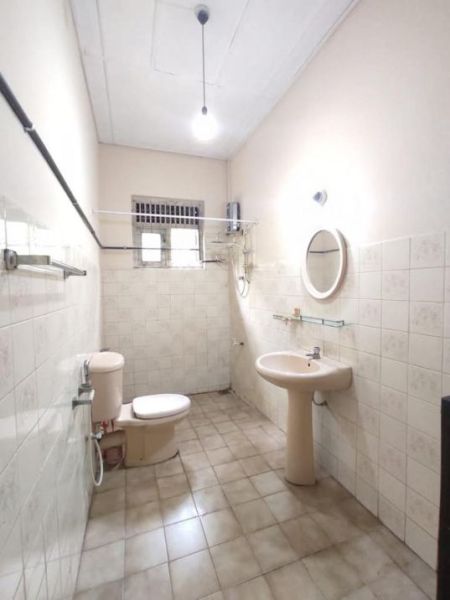 Bathroom - Prime 5-Bedroom House for Sale – Ratmalana 