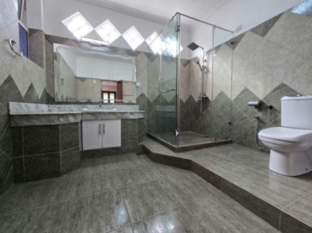 Bathroom - 05 Bedroom Unfurnished 03 Storied House for Rent in Colombo 07 (A5002)-RENTED
