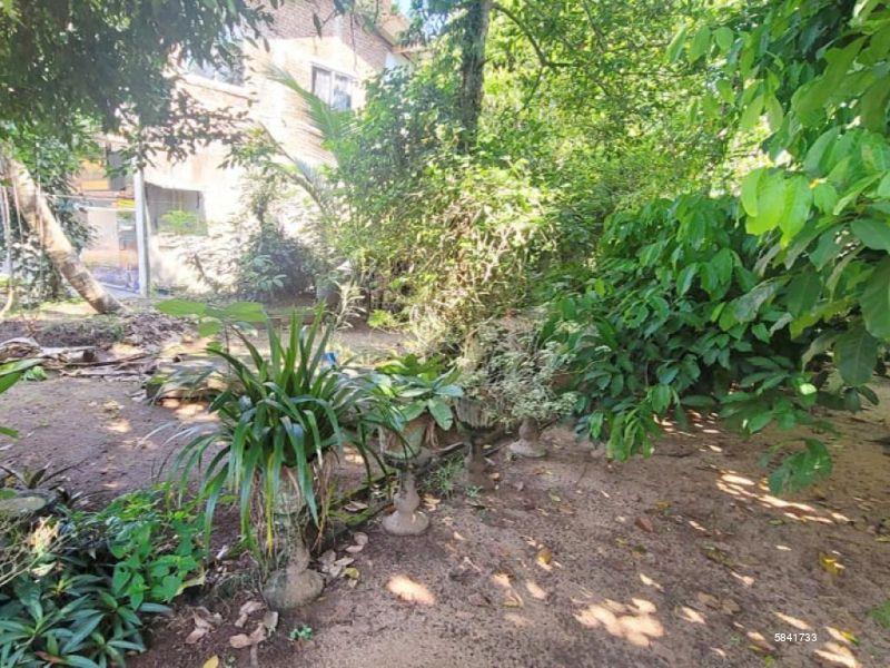 Land with house for sale in Udugampola