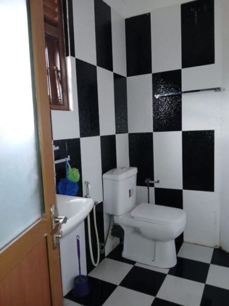 Bathroom - 5 Bedroom Two Storied House for Sale – Malabe (Sudarshana Mawatha) | LKR 42.5 Million (EM007)