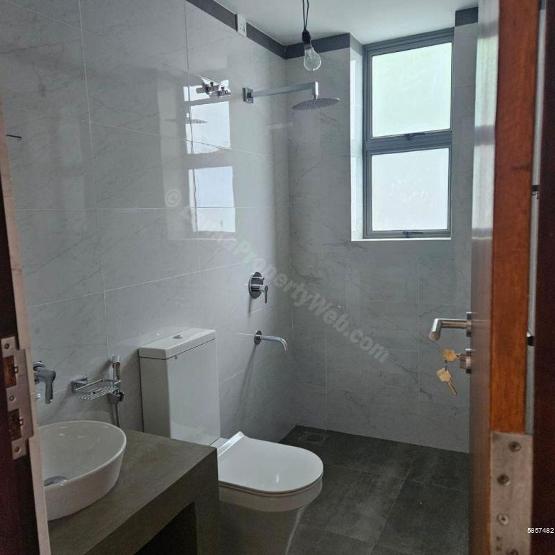 Bathroom - Apartment for sale in Battaramulla