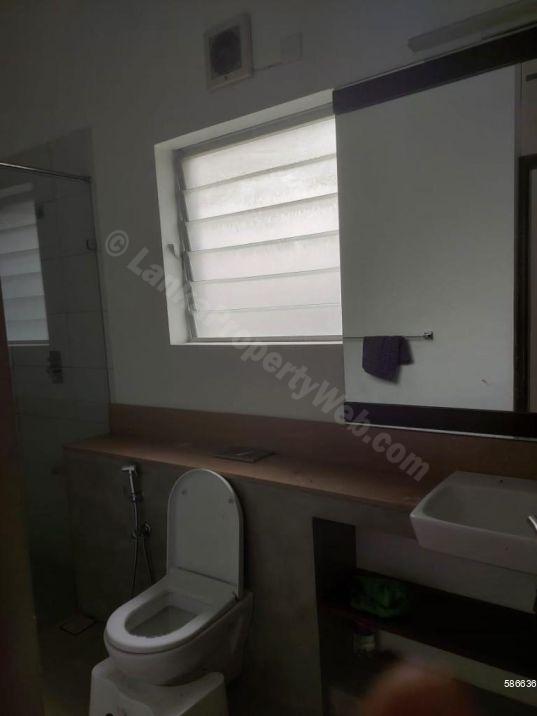 Bathroom - House for rent in Colombo 8