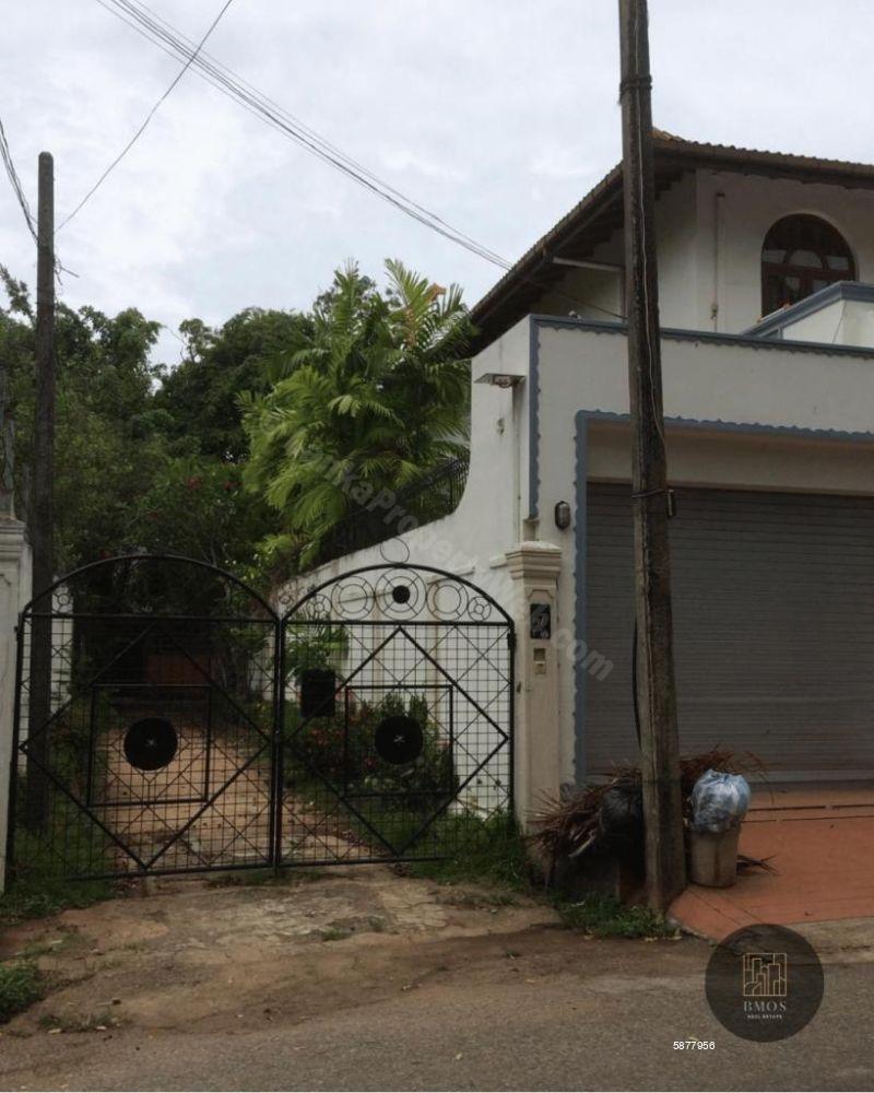 Land with house for sale in Colombo 5