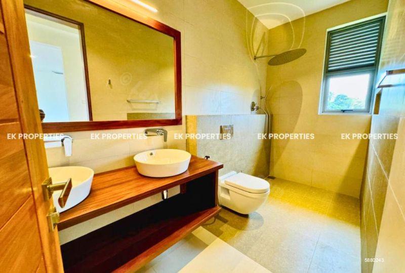 Bathroom - House for rent in Battaramulla