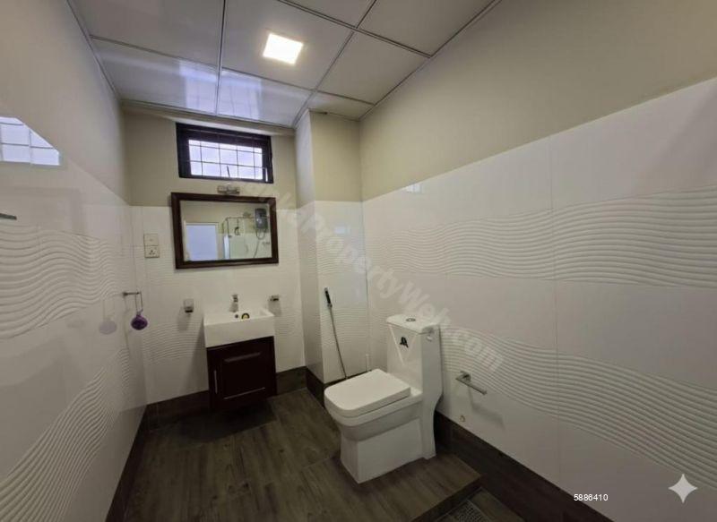 Bathroom - Apartment for sale in Colombo 3
