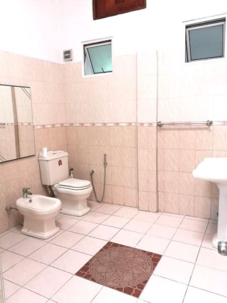 Bathroom - Spacious Three-Storey House for Sale or Rent in Pelawatte 