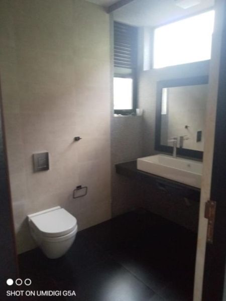 Bathroom - Luxury 8 Bedroom House for Sale at Walpola, Battaramulla / LKR 170,000,000 (Negotiable) (EM190RN)