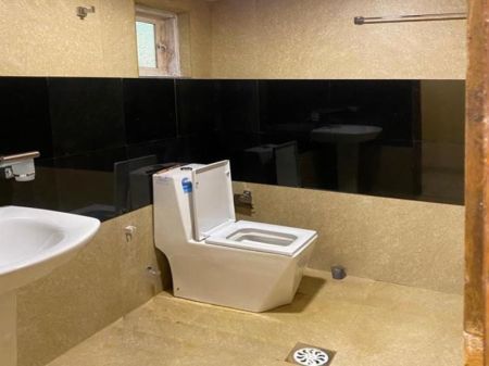 Bathroom - Prime Commercial Property for Sale – Nuwara Eliya Town Centre.