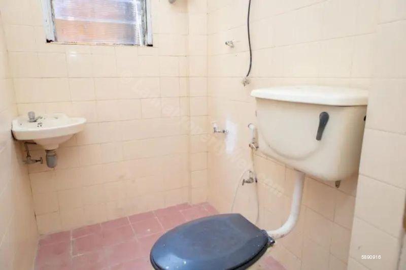 Bathroom - House for rent in Colombo 10