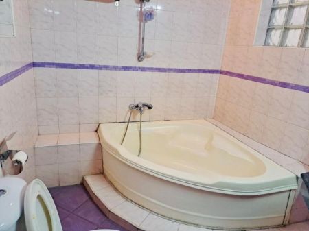 Bathroom - (SE1688)🏛️ Prestige Living in Colombo 7 – Elegant Rosmead Place Residence ✨