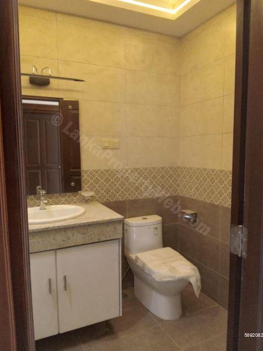 Bathroom - Apartment for sale in Colombo 5
