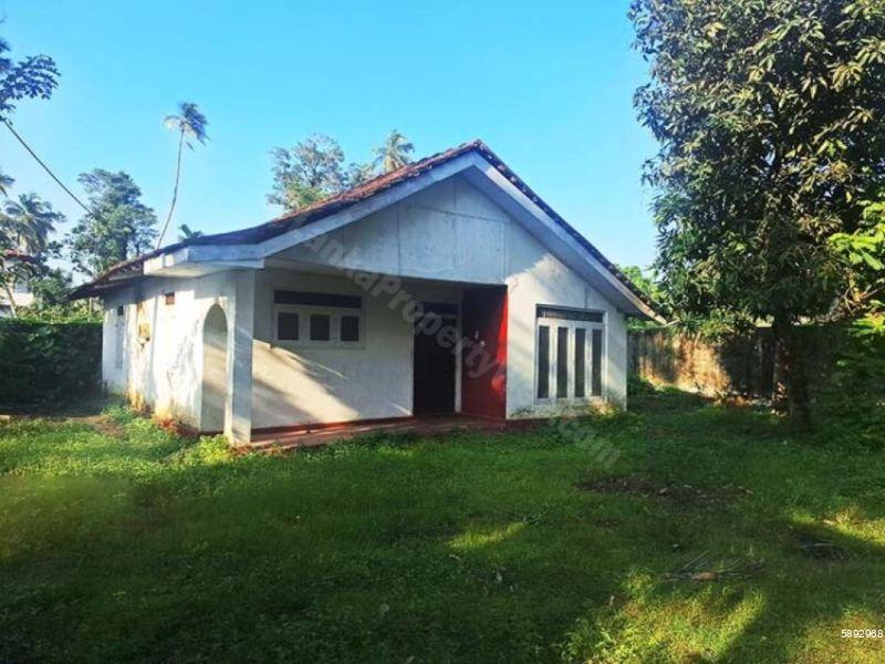 Land with house for sale in Kalutara