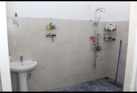 Bathroom - 04 Bedroom House on 16 Perches of Land for Sale in Naiwala, Walpitamulla