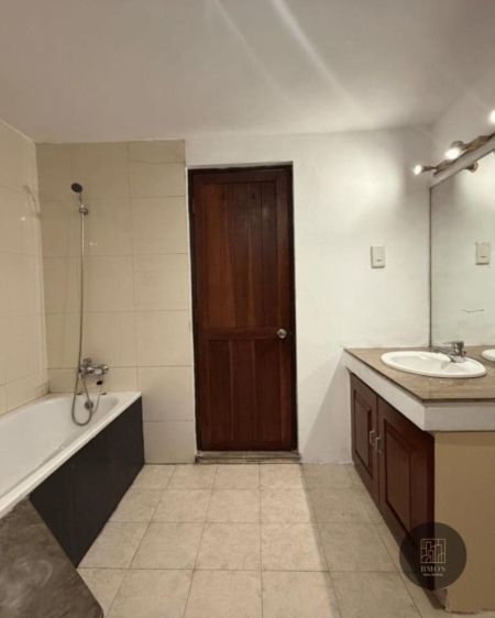 Bathroom - House for rent in Colombo 8 