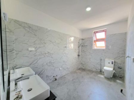 Bathroom - Luxury, Brand new, 05 Bedroom house for sale in Battaramulla (HSS169)