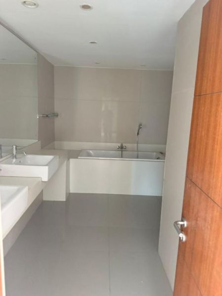 Bathroom - 05 Bedrooms Apartment For Sale In Rajagiriya At Sky Garden Residencies 
