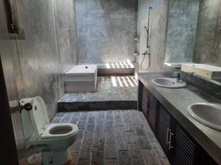 Bathroom - Large 05 Bedrooms House For Rent In Nawala
