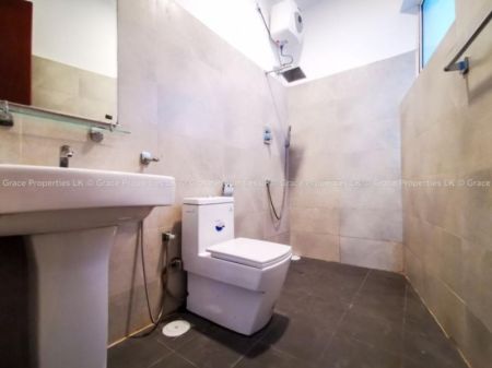 Bathroom - Modern Starter Home for Rent – Private & Peaceful - Dehiwala/Pepiliyana