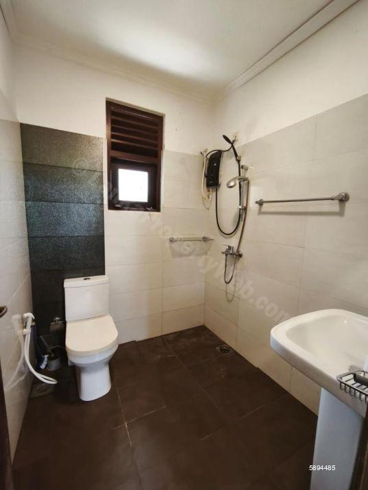 Bathroom - House for rent in Battaramulla