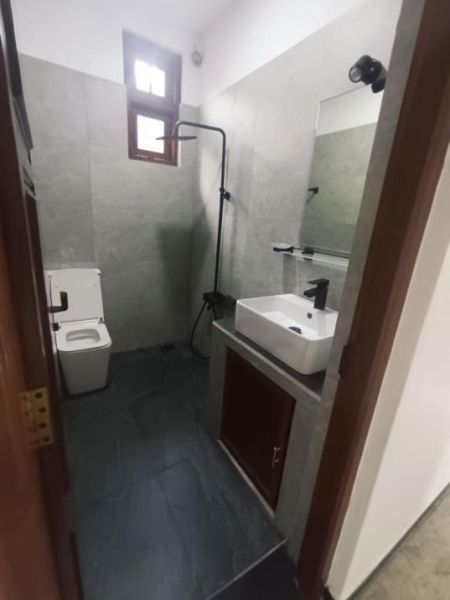 Bathroom - Boralesgamuwa, Bokundara 04 Bedroom Luxury house on 9.2 Perches of Land for sale