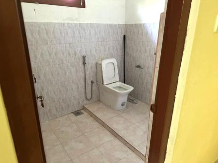 Bathroom - Peaceful Two-Storey Home with Extra Land Near Seeduwa – Minutes to the Airport!