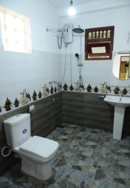 Bathroom - Annexe for rent in Hikkaduwa 