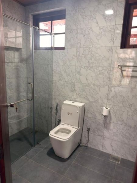 Bathroom - Rajagiriya Gardens Elegant Spacious 05 Bed rooms House on 12.5 Perches of Land for Rent