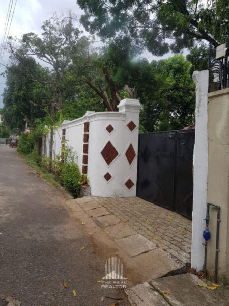 Exterior - Colonial house for Sale at Udyana Mawatha, Mount Lavinia (HSSH125)