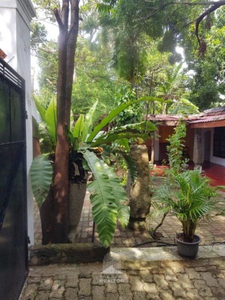Exterior - Colonial house for Sale at Udyana Mawatha, Mount Lavinia (HSSH125)