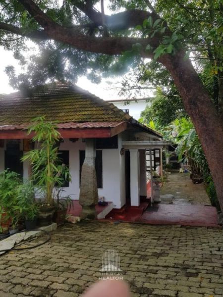 Exterior - Colonial house for Sale at Udyana Mawatha, Mount Lavinia (HSSH125)