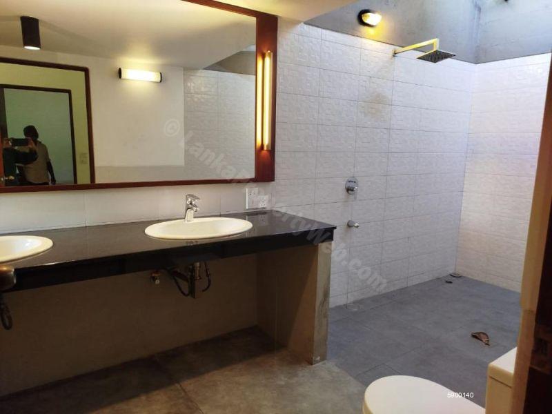 Bathroom - House for rent in Jayanthipura