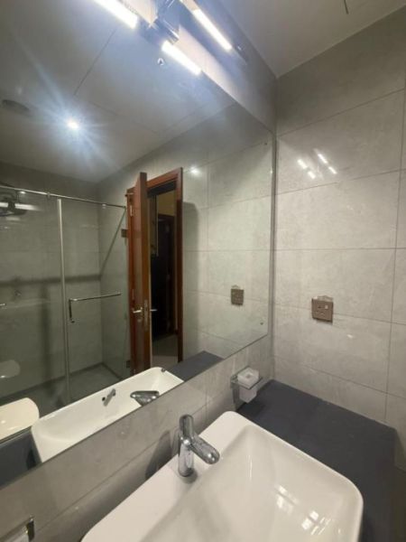 Bathroom - Modern Semi-Furnished 3 Bedroom Apartment with City Views – The Grand, Colombo 7 (Montri J)