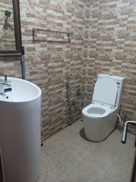 Bathroom - 7bedroom house for rent in Dehiwala  / LKR350,000 (EM129AW)