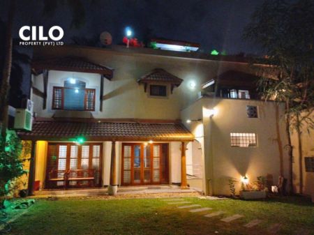 Exterior - Spacious 4-Bedroom House with Rooftop Terrace & Garden | Prime Location