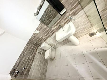 Bathroom - Apartment for sale in Thalawathugoda 