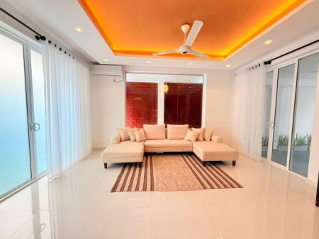 Living Room - Battaramulla Lake Road Super Luxury House For Sale 