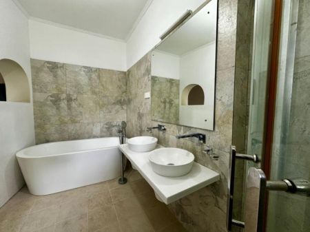 Bathroom - Magnificent House for rent in Pelawatte with a large garden and pool