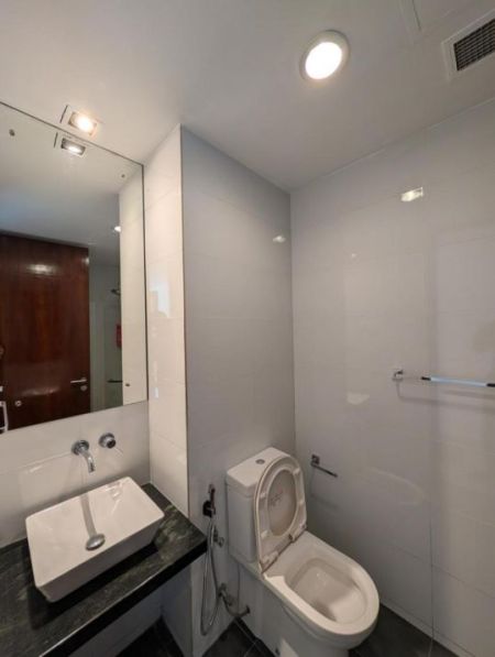 Bathroom - Emporer Residencies - Apartment for rent in Colombo 3 