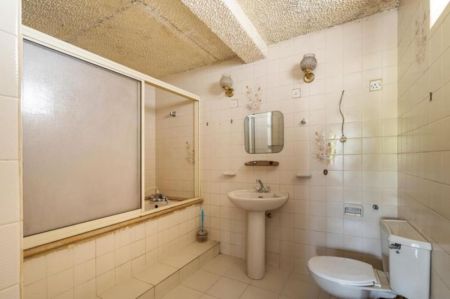 Bathroom - 6 Bedroom house for sale in Kandy for Rs. 45 million (nearest offer / Land value only)