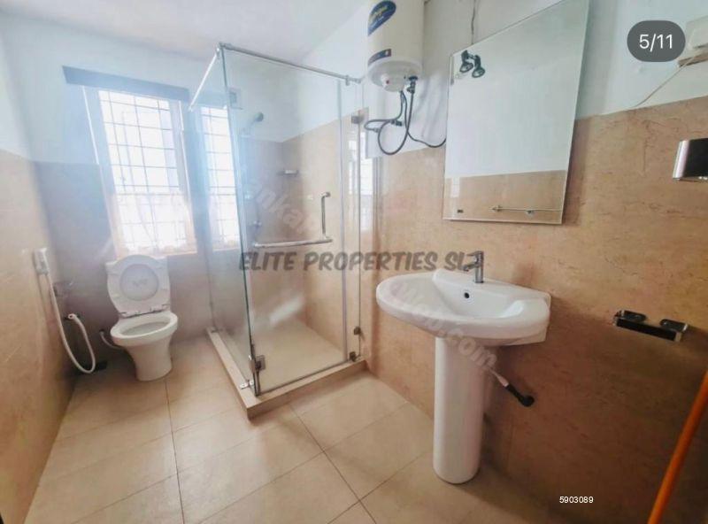 Bathroom - House for rent in Colombo 7