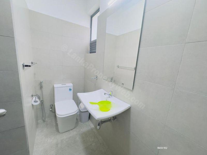 Bathroom - Apartment for rent in Pannipitiya