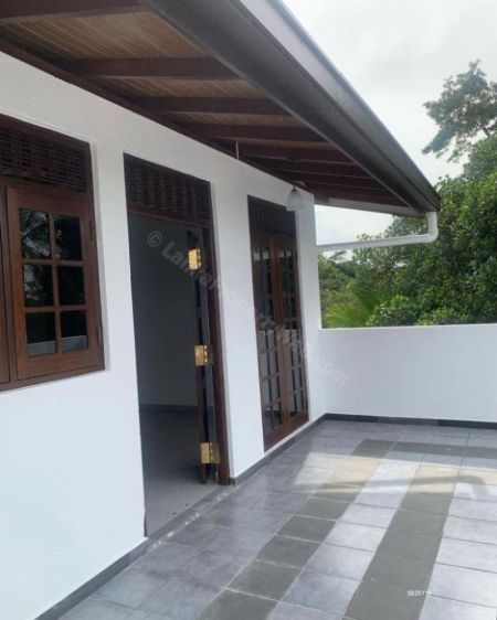 Exterior - URGENT SALE!!! 7 Units House for Sale in Lake Road - Hokandara | LKR 58 Million - KO-82