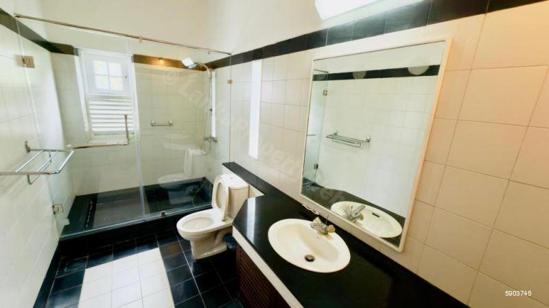 Bathroom - House for rent in Thalawathugoda