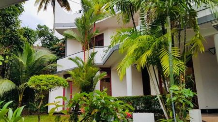 Exterior - Spacious 5 Bedroom house for rent in Battaramulla 