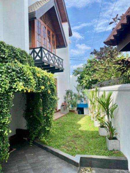 Exterior - Luxury 5 Bedroom Villa for Rent – Nawala | LKR 850,000 / Month (EM124JS)