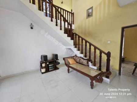 Living Room - House for Rent in Lake Road - Pelawatta | 6 Bedrooms - LKR 250,000 Per Month | KO-663