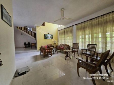 Living Room - House for Rent in Lake Road - Pelawatta | 6 Bedrooms - LKR 250,000 Per Month | KO-663