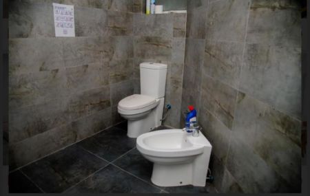 Bathroom - 3 Story 4 Bedrooms House for Rent in Colombo 5 - EH227