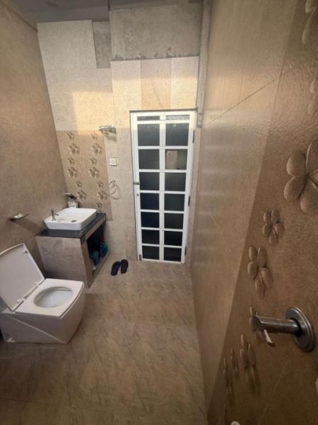 Bathroom - 3 Bedroom House for Rent at Dehiwala / LKR 185,000 per month (EM005NV)